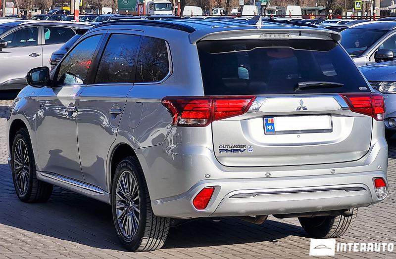 Mitsubishi Outlander 2 mitsubishi outlander 2020