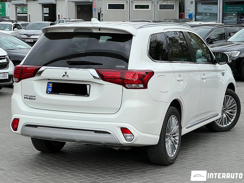 Mitsubishi Outlander 2 mitsubishi outlander 2020