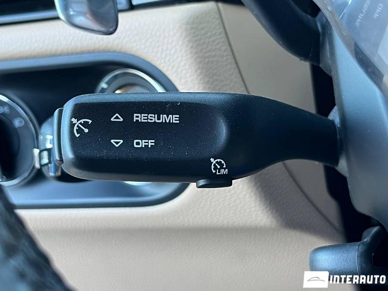 Porsche Macan 18 porsche macan 2021