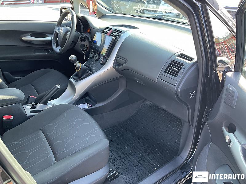 Toyota Auris 11 toyota auris 2011