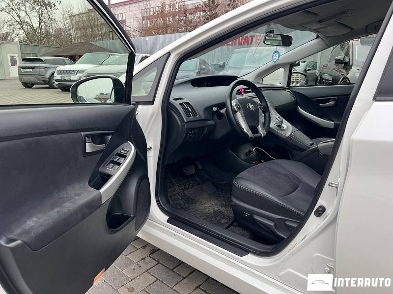 Toyota Prius 6 toyota prius 2012