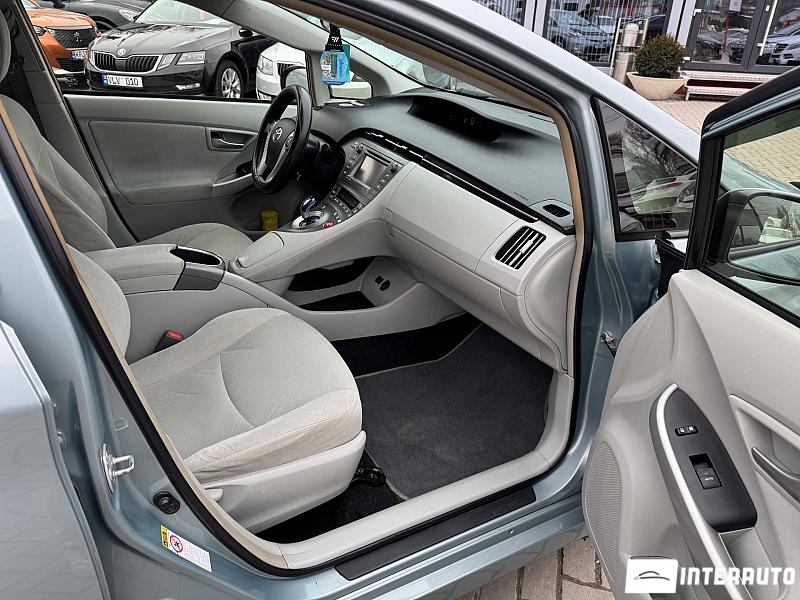 Toyota Prius 17 toyota prius 2014