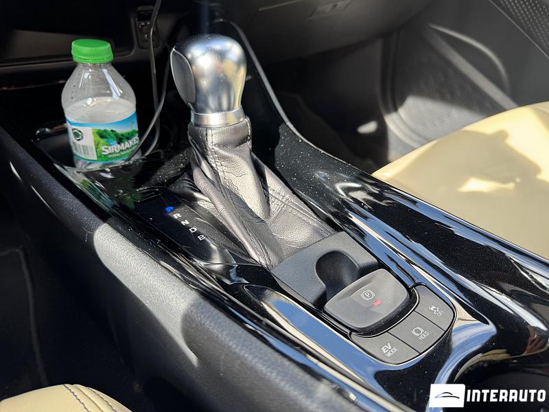 Toyota C-HR 12 toyota c-hr 2019