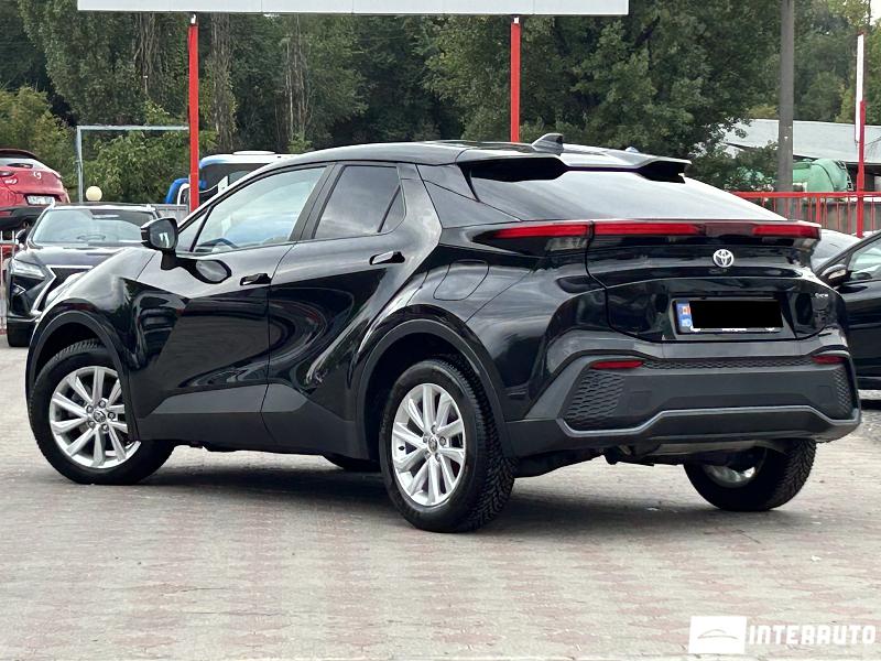 Toyota C-HR 3 toyota c-hr 2024