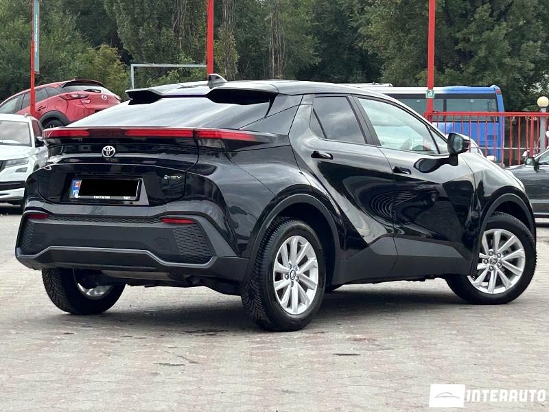 Toyota C-HR 2 toyota c-hr 2024