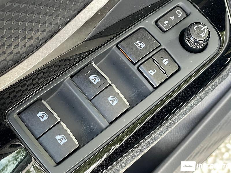 Toyota C-HR 8 toyota c-hr 2018