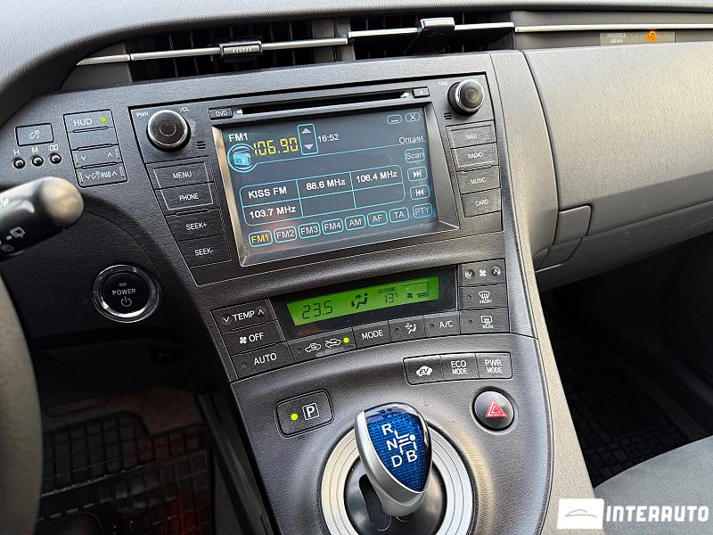 Toyota Prius 11 toyota prius 2010