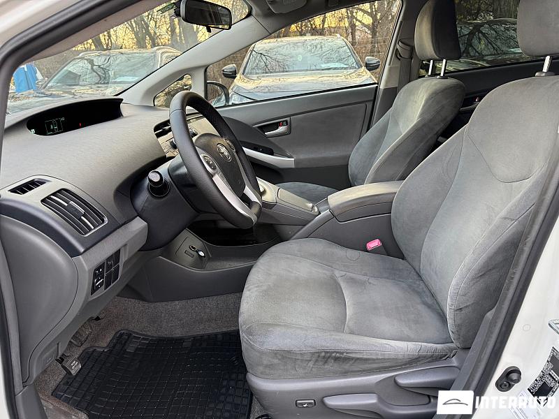 Toyota Prius 6 toyota prius 2010