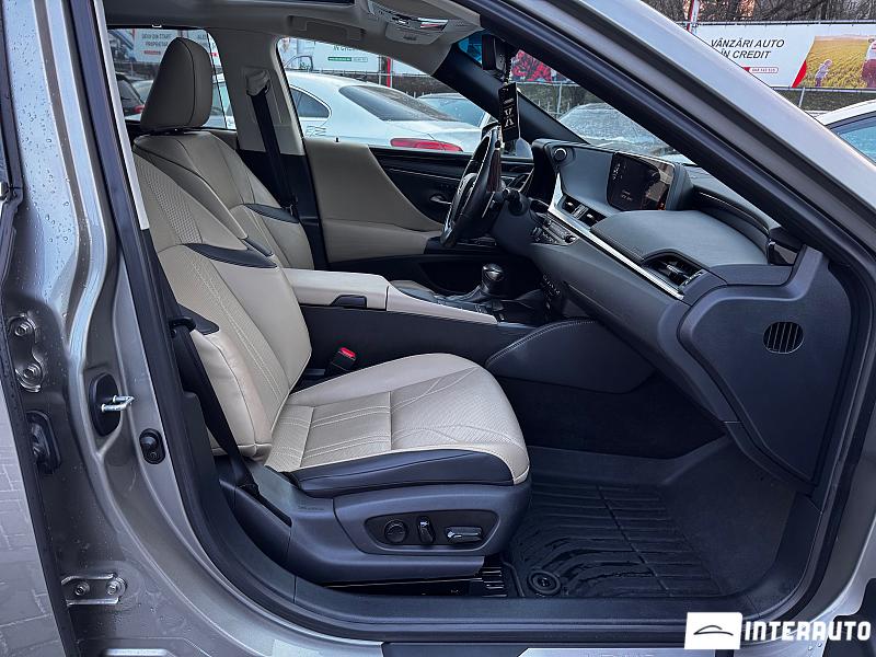 Lexus ES 300h 7 lexus es 300h 2020